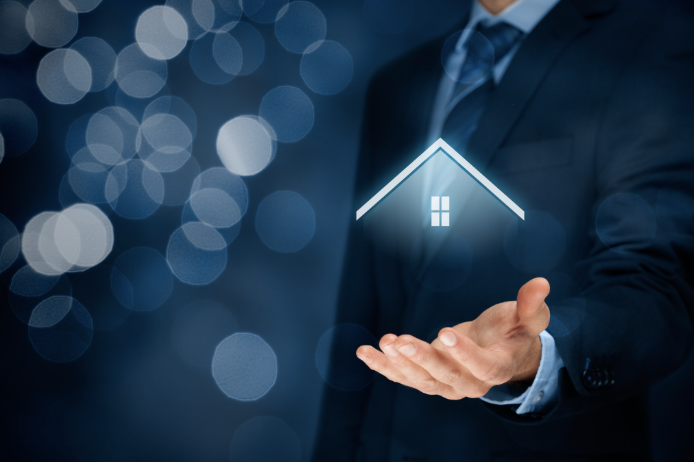 Ceci est une image représentant une maison digitale dans une main. Cette photo illustre l'article du comparateur d'assurance LesDindons.com ayant pour titre : "Les Avantages d'une Assurance Habitation Connectée"
